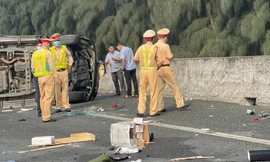 Hiện trường vụ xe chở Phó Chủ tịch UBND TPHCM lật trên cao tốc