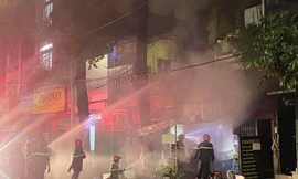 Giải cứu 2 người mắc kẹt trong căn nhà bốc cháy lúc rạng sáng 