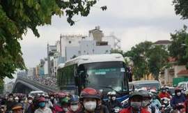 Đường phố TPHCM ùn tắc kéo dài ngày đầu làm việc sau kỳ nghỉ lễ