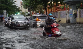 Người dân 'khu nhà giàu' Thảo Điền khốn khổ vì mưa là ngập