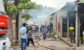 Xưởng gỗ ở TPHCM bốc cháy nghi ngút, khu dân cư náo loạn 