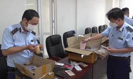 Thu giữ lô điện thoại iPhone trị giá hơn 2 tỷ đồng trên tàu SE4 