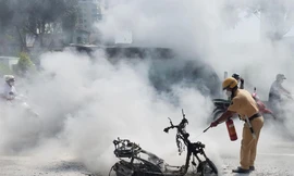 Đang chạy, xe máy bất ngờ bốc cháy còn trơ khung