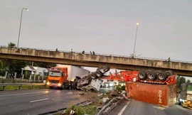 Tài xế ngủ gật, xe container lật ngang trên cao tốc TPHCM – Trung Lương