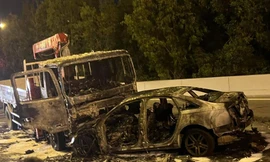 Ô tô chạy ngược chiều tông xe tải rồi bốc cháy, hai người tử vong 