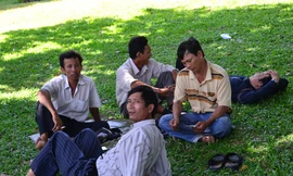 Đủ kiểu núp bóng tránh nóng chờ sĩ tử