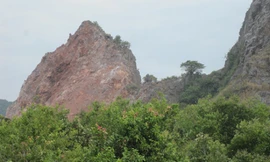 Một ngọn núi đá vôi tại thị trấn Kiên Lương đang bị khai thác