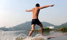 Võ tăng Thích Lý Lượng trong màn biểu diễn khinh công