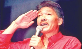 Bí người để trao?