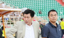 Phí "lót tay” bóp méo bóng đá Việt