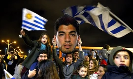 Người Uruguay tung hô Suarez như người hùng sau hành động cắn người của anh