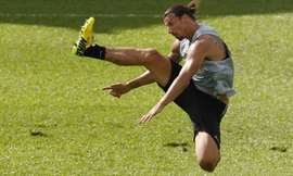 Ibrahimovich ghi bàn kiểu ‘giang hồ tung cước’