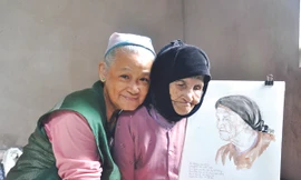 Họa sĩ Đặng Ái Việt cùng nguyên mẫu và tác phẩm (Mẹ Nguyễn Thị Lan ở Mê Linh, Hà Nội) Ảnh: NVCC