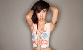 Nữ sinh Việt vẽ body painting nóng bỏng
