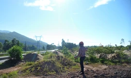 Quan huyện ra tòa vì ‘ăn’ đất của dân