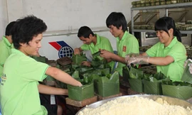 Gói bánh chưng xuất khẩu tại cơ sở Trần Gia (Đồng Nai)