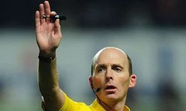 'Kẻ đáng ghét' Mike Dean bắt chính derby Manchester