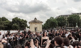 Mai Phương Thúy 'đụng váy' Jennifer Aniston, bị vây kín ở Paris