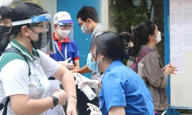 TP.HCM: Các điểm thi tốt nghiệp THPT kiểm tra giấy xét nghiệm, có cả máy khử khuẩn tự động