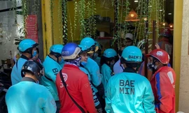 Lo ngại cảnh đông đúc mua hàng trong các chợ, quán bán đồ mang đi tại TP.HCM 