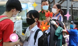 Khoảnh khắc đẹp mùa thi: Chiến sĩ công an kết hoa tặng thí sinh, đội tiếp sức hết mình
