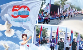 Độc đáo đoàn diễu hành trượt patin phất cờ tiến về Dinh Độc Lập mừng đại lễ 30/4