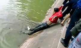 Cao Phương Duy được lực lượng chức năng đưa lên khỏi mặt hồ Hoàn Kiếm
