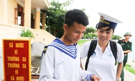 Sinh viên và lính đảo tâm tình Ảnh: C.K