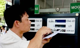 Xăng tăng giá lên 23.800 đồng/lít