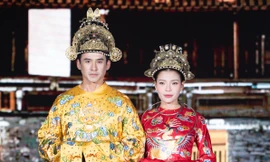 Khán giả không khỏi ngạc nhiên với màn catwalk hiếm hoi của hai vợ chồng 'nữ hoàng rating' phim Việt