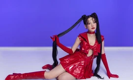 Mặc kệ tranh cãi gợi cảm quá mức, Chi Pu gây 'choáng' Vnet khi ngày càng khoe triệt để đường cong