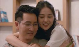 'Đại gia ngầm showbiz Việt' Nguyễn Phi Hùng hôn bạn diễn kém 21 tuổi: 'Có chút dao động như mối tình đầu'