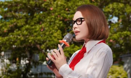 Không còn hình ảnh quyến rũ như mọi khi, Lý Nhã Kỳ diện đơn giản tặng học bổng cho trường cũ nhân dịp Hè về