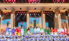 NTK Trần Phương Hoa ra mắt bộ sưu tập áo dài đặc biệt mừng 50 năm Ngày Giải phóng miền Nam, thống nhất đất nước