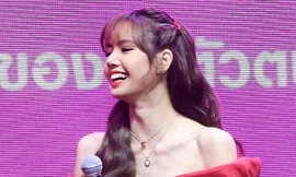 Lisa (BLACKPINK) khoe bờ vai trứ danh trong thiết kế của NTK Công Trí, hé lộ tỷ lệ cơ thể hiếm có