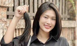 Đoàn Thiên Ân tặng hoa cho phụ nữ nhân dịp 8/3: ‘Từng chiến đấu cùng với bệnh nhân ung thư là lý do tôi hiến tóc’