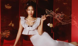 Hoa hậu Thuỳ Tiên khoe nhan sắc xinh đẹp nhưng độ 'độc lạ' mới để lại ấn tượng mạnh cho người xem