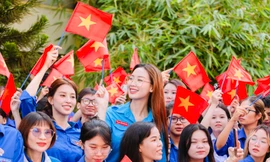 Các 'nàng Hậu' Việt xúc động trong lễ chào cờ 'Tôi yêu Tổ quốc tôi', hướng đến Đại lễ 30/4