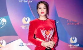 Không hổ danh 'chân dài đắt show bậc nhất thập niên 1990', diện đồ kín vẫn khoe trọn 'body sexy'