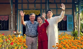 ‘Tan chảy’ bộ ảnh chụp cha mẹ đón Tết tại vườn hoa nhà trồng của chàng trai 9X