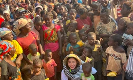 Hoa hậu Thùy Tiên mộc mạc hội ngộ 'hot vlog' Quang Linh làm điều ý nghĩa này ở châu Phi