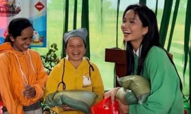 H’Hen Niê dùng gạo nhà trồng tặng bà con nhân dịp Tết Giáp Thìn: ‘Quà thì không có nhiều nhưng tình cảm thì lớn lắm’