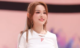 Rũ bỏ hình tượng 'thần tiên tỷ tỷ', Huyền Baby 'lột xác' gây 'sốt' với độ chất chơi, khoe nhan sắc 'chấn động'