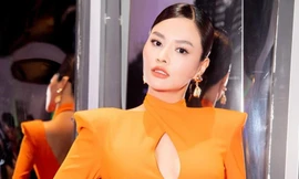 'Siêu mẫu 4 con' Vũ Thu Phương diện đầm cắt xẻ táo bạo bất chấp tuổi tác bên 'nàng Hậu' quốc tế này