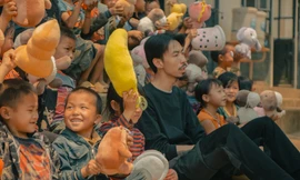 Rapper Đen Vâu mộc mạc 'gói kèm' tấm lòng nhân văn trong dự án dành cho các em vùng cao