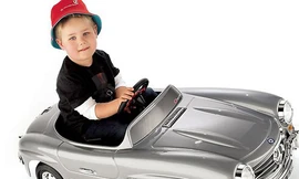 Bé 7 tuổi lái ô tô chở em trai chạy 1,5km