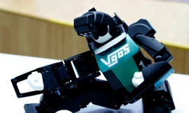 Robot Nhật Bản chơi đàn, đá bóng