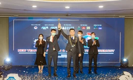 Tân Chủ tịch JCI Việt Nam Vũ Tuấn Anh (bên phải) tại nghi lễ chuyển giao vị trí Chủ tịch.