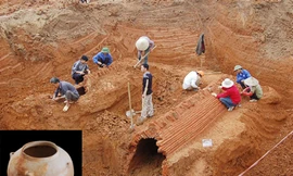 Mộ cổ được khai quật tại khu Ciputra (ảnh lớn); cổ vật tìm thấy trong khu mộ cổ (ảnh nhỏ)	Ảnh: Nguyễn Lân Cường