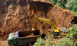 Hiện trường vụ đào trộm quặng. Ảnh: Đ.H